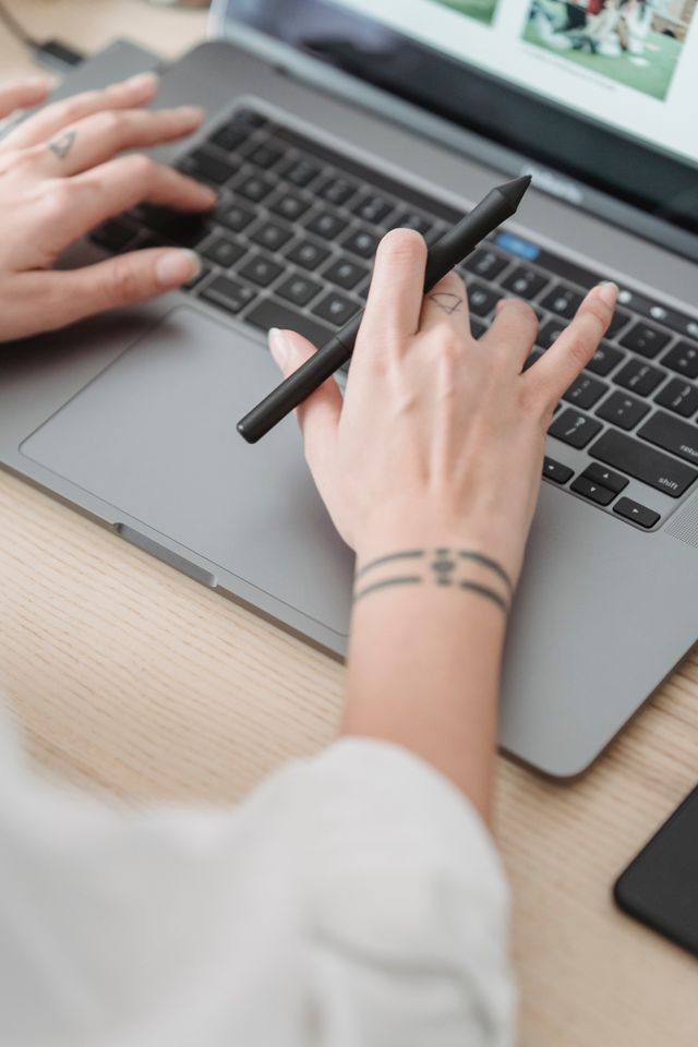 Team up with senior brand, web & UI/UX designers
